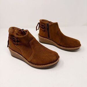 Born Short Ankle Booties Size 36 Camel Suede Boots